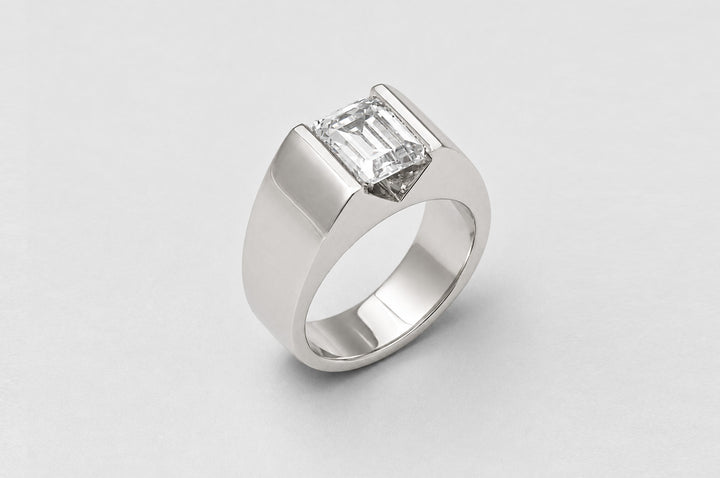 EMERALD CUT DIAMOND RING | 19K WHITE GOLD